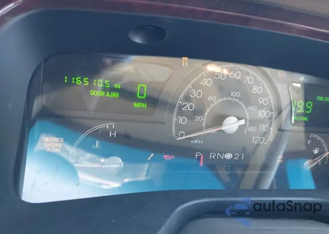 2005 Lincoln Town Car Signature L from USA, damaged, VIN 1LNHM85W75Y647311